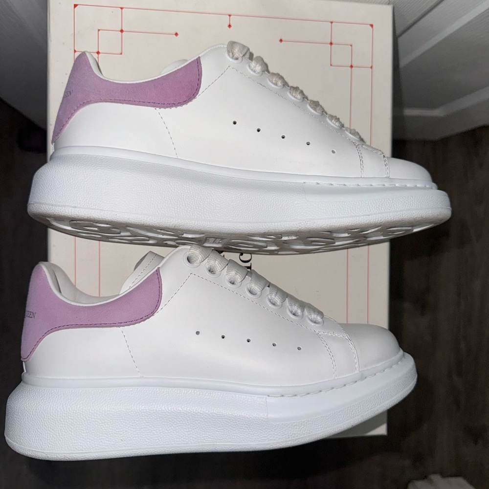 Alexander McQueen
Oversized Leather Sneakers